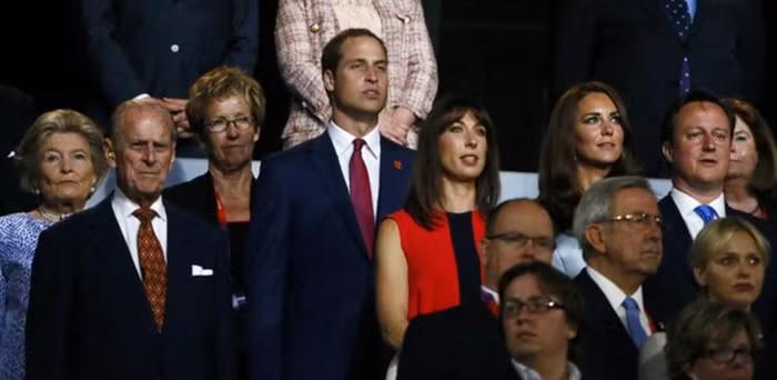 Từ trái sang: Hoàng tử Phillip, cháu nội là Hoàng tử William và Công nương Catherine, Thủ tướng David Cameron và phu nhân Samantha, Hoàng tử Albert (Monaco) cùng công nương Charlene.