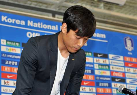 Park Chu-Young cúi đầu xin lỗi người dân Hàn Quốc tại cuộc họp báo ngày 13/6 vì cố ý trì hoãn thời gian thực hiện nghĩa vụ quân sự Park Chu-Young cúi đầu xin lỗi người dân Hàn Quốc tại cuộc họp báo ngày 13/6 vì cố ý trì hoãn thời gian thực hiện nghĩa vụ quân sự