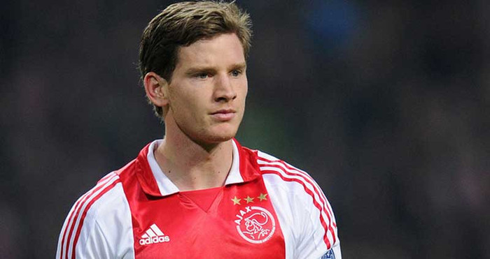 7. Tottenham đã khẳng định họ vừa đạt được thỏa thuận chiêu mộ hậu vệ Jan Vertonghen từ Ajax với giá chuyển nhượng chưa được tiết lộ. Vertonghen đã buộc Ajax phải bán anh sau khi dọa sẽ ngồi chơi hết mùa giải 2012/13 để được rời Ajax dưới dạng tự do. Tottenham đã theo đuổi Vertonghen từ lâu và họ đang cần một trung vệ trẻ và chắc chắn để thay thế Ledley King liên tục bị chấn thương. 7. Tottenham đã khẳng định họ vừa đạt được thỏa thuận chiêu mộ hậu vệ Jan Vertonghen từ Ajax với giá chuyển nhượng chưa được tiết lộ. Vertonghen đã buộc Ajax phải bán anh sau khi dọa sẽ ngồi chơi hết mùa giải 2012/13 để được rời Ajax dưới dạng tự do. Tottenham đã theo đuổi Vertonghen từ lâu và họ đang cần một trung vệ trẻ và chắc chắn để thay thế Ledley King liên tục bị chấn thương.