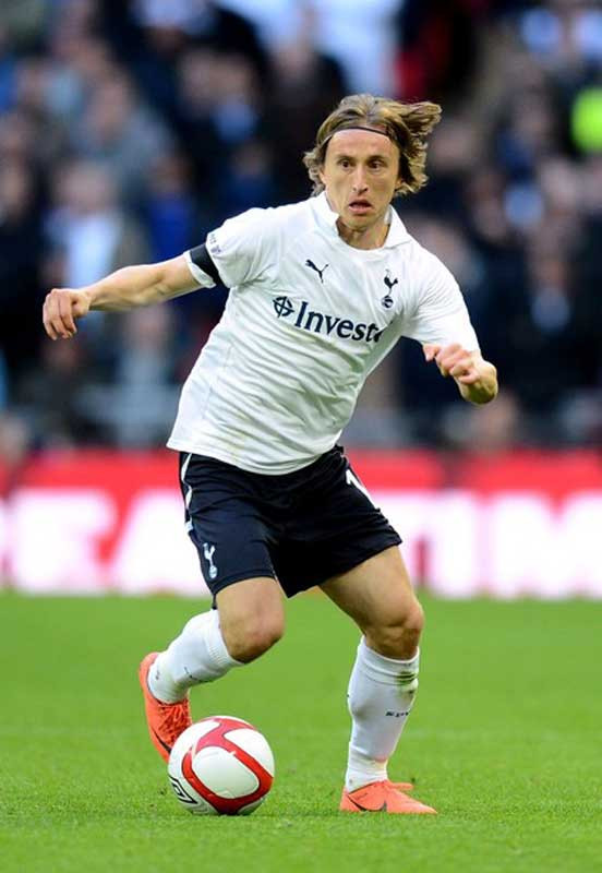 7. Tờ Daily Mail đưa tin Chelsea đã trở lại với mục tiêu Luka Modric trong thị trường chuyển nhượng hè 2012 này. Mùa hè năm ngoái họ cũng đã tiếp cận Modric nhưng đề nghị 40 triệu bảng bị Tottenham từ chối. Tuy nhiên tin này có lẽ cần được xác thực, vì sau 2 đoạn đầu nói về Luka Modric, những đoạn tiếp theo Daily Mail viết về Robin Van Persie. 7. Tờ Daily Mail đưa tin Chelsea đã trở lại với mục tiêu Luka Modric trong thị trường chuyển nhượng hè 2012 này. Mùa hè năm ngoái họ cũng đã tiếp cận Modric nhưng đề nghị 40 triệu bảng bị Tottenham từ chối. Tuy nhiên tin này có lẽ cần được xác thực, vì sau 2 đoạn đầu nói về Luka Modric, những đoạn tiếp theo Daily Mail viết về Robin Van Persie.