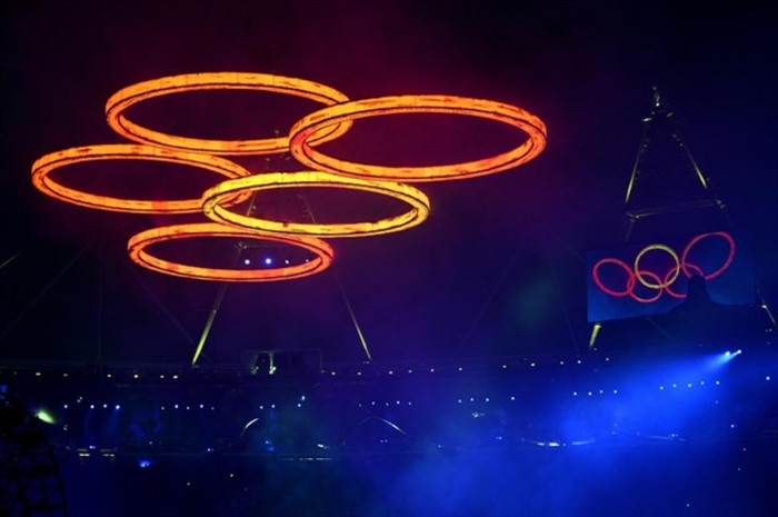 Chiếc vòng Olympic nổi lên trong phần biểu diễn tại lễ khai mạc. Chiếc vòng Olympic nổi lên trong phần biểu diễn tại lễ khai mạc.
