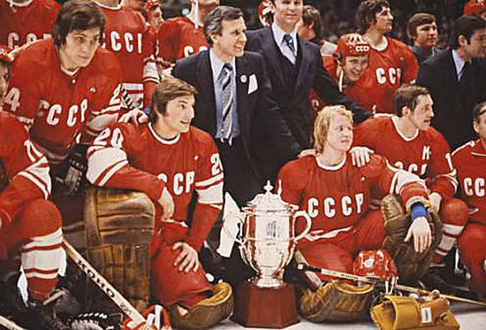 Đội tuyển hockey trên băng nam Liên Xô 1954 – 1992: Một kỷ lục gần như không thể xô đổ với 19 chức vô địch Thế giới (3 trong đó được tính là huy chương vàng Olympic, tính từ 1920 tới 1968), thêm 5 huy chương Vàng Olympic khác và 11 lần đăng quang giải Vô địch U-20 Thế giới. Tổng cộng họ 7 lần gặt Vàng trong 8 lần dự Olympic (lần duy nhất thất bại là tại Moscow 80 trước Hoa Kỳ). Chỉ có kỳ tích mới có thể khiến đội tuyển này thất bại trong giai đoạn đó.