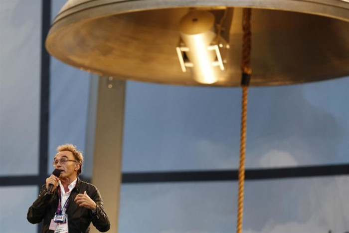 Đạo diễn Danny Boyle phát biểu trước lễ khai mạc, bên cạnh ông là chiếc chuông Olympic. Đạo diễn Danny Boyle phát biểu trước lễ khai mạc, bên cạnh ông là chiếc chuông Olympic.