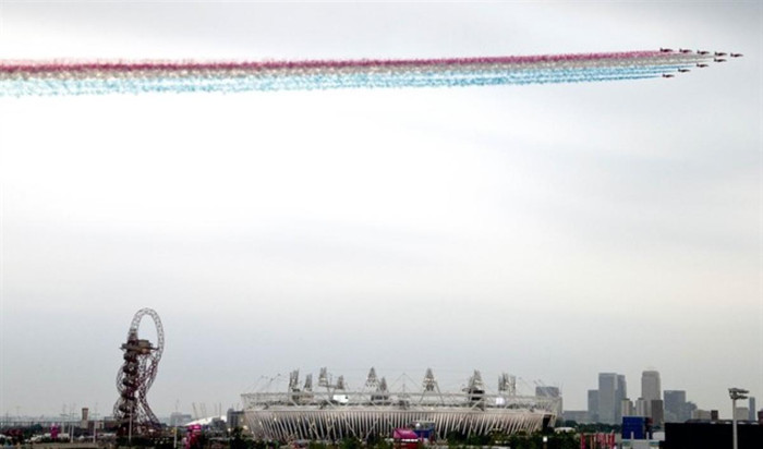 Đội bay Mũi Tên Đỏ bay qua bầu trời sân Olympic trước lễ khai mạc. Đội bay Mũi Tên Đỏ bay qua bầu trời sân Olympic trước lễ khai mạc.
