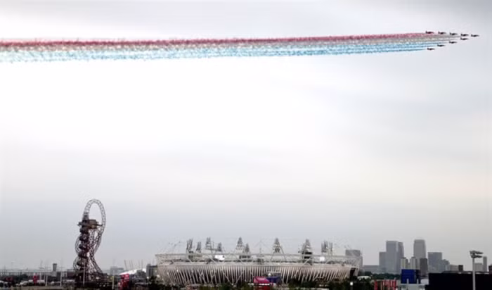 Đội bay Mũi Tên Đỏ bay qua bầu trời sân Olympic trước lễ khai mạc.