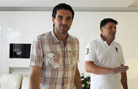 Buffon có mặt tại Medjugorje để cầu nguyện trước Đức mẹ đồng trinh Buffon có mặt tại Medjugorje để cầu nguyện trước Đức mẹ đồng trinh