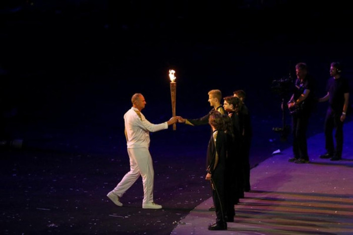 Sir Steve Redgrave nhận bó đuốc Olympic trong lễ khai mạc. Sir Steve Redgrave nhận bó đuốc Olympic trong lễ khai mạc.