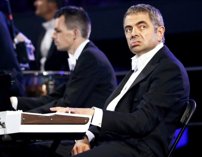 Diễn viên Rowan Atkinson vào vai Mr. Bean trong lễ khai mạc. Diễn viên Rowan Atkinson vào vai Mr. Bean trong lễ khai mạc.