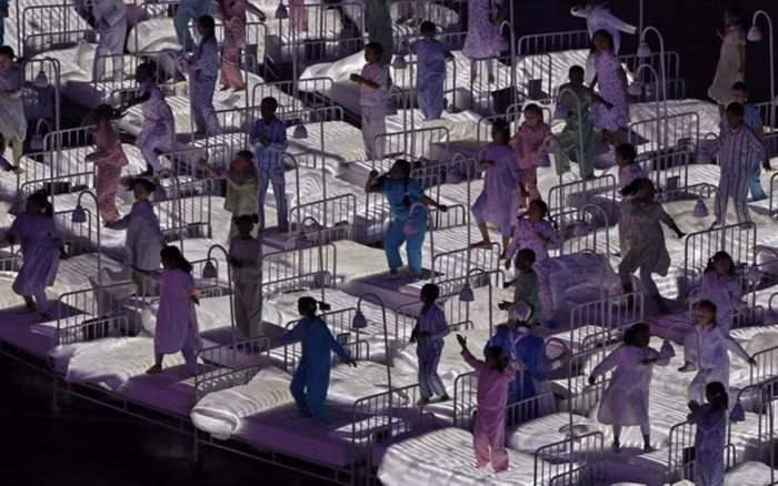 Cảnh các bệnh nhân và giường bệnh.
