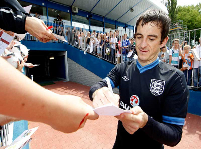 8. Manchester United sắp hoàn tất vụ chuyển nhượng 16 triệu bảng dành cho hậu vệ trái Leighton Baines của Everton. Baines được nhắm tới để thay thế cho Patrice Evra đã ngoài 30 tuổi, và Man Utd đang có lợi thế đàm phán vì Everton cần bán cầu thủ để cân bằng thu chi. 8. Manchester United sắp hoàn tất vụ chuyển nhượng 16 triệu bảng dành cho hậu vệ trái Leighton Baines của Everton. Baines được nhắm tới để thay thế cho Patrice Evra đã ngoài 30 tuổi, và Man Utd đang có lợi thế đàm phán vì Everton cần bán cầu thủ để cân bằng thu chi.