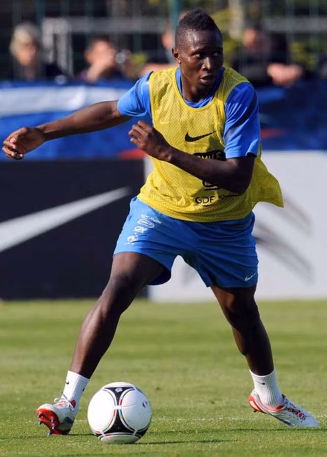 9. Phó chủ tịch của AC Milan, ông Adriano Galliani, đã khẳng định rằng CLB vừa đưa ra lời đề nghị mua trung vệ Mapou Yanga-Mbiwa của đội vô địch Ligue 1 Montpellier và của ĐTQG Pháp. Sự ra đi của Thiago Silva và Alessandro Nesta buộc Milan đặt việc mua trung vệ lên hàng ưu tiên. Yanga-Mbiwa có thể tốn vào khoảng 7 triệu euro, một mức giá dễ chấp nhận nếu xét về hoàn cảnh tài chính lúc này của Rossoneri.