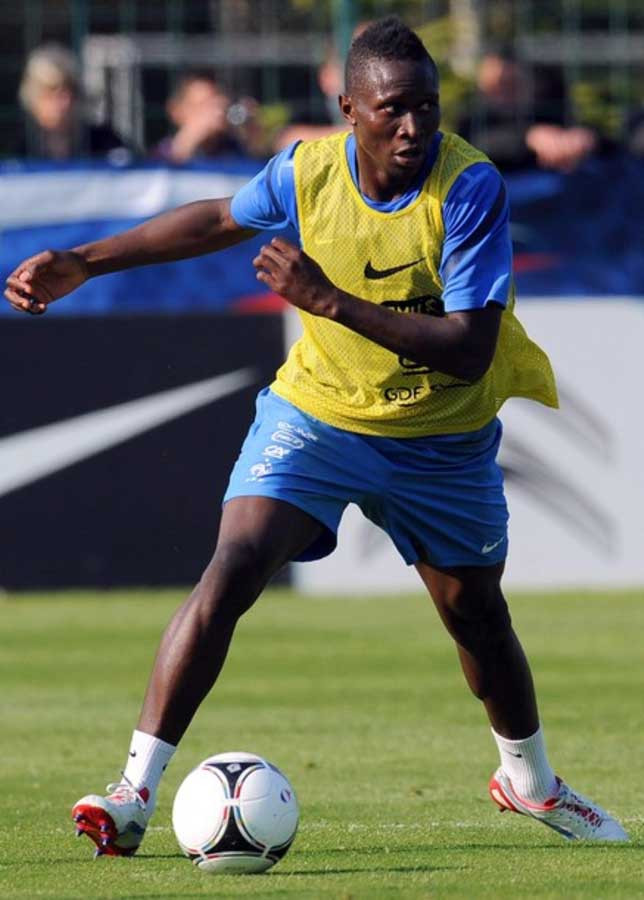 9. Phó chủ tịch của AC Milan, ông Adriano Galliani, đã khẳng định rằng CLB vừa đưa ra lời đề nghị mua trung vệ Mapou Yanga-Mbiwa của đội vô địch Ligue 1 Montpellier và của ĐTQG Pháp. Sự ra đi của Thiago Silva và Alessandro Nesta buộc Milan đặt việc mua trung vệ lên hàng ưu tiên. Yanga-Mbiwa có thể tốn vào khoảng 7 triệu euro, một mức giá dễ chấp nhận nếu xét về hoàn cảnh tài chính lúc này của Rossoneri. 9. Phó chủ tịch của AC Milan, ông Adriano Galliani, đã khẳng định rằng CLB vừa đưa ra lời đề nghị mua trung vệ Mapou Yanga-Mbiwa của đội vô địch Ligue 1 Montpellier và của ĐTQG Pháp. Sự ra đi của Thiago Silva và Alessandro Nesta buộc Milan đặt việc mua trung vệ lên hàng ưu tiên. Yanga-Mbiwa có thể tốn vào khoảng 7 triệu euro, một mức giá dễ chấp nhận nếu xét về hoàn cảnh tài chính lúc này của Rossoneri.