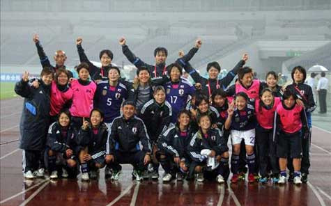 1 năm sau khi vô địch Thế giới tại Đức, các cầu thủ nữ Nhật Bản lên đường tới London trên khoang máy bay thường 1 năm sau khi vô địch Thế giới tại Đức, các cầu thủ nữ Nhật Bản lên đường tới London trên khoang máy bay thường