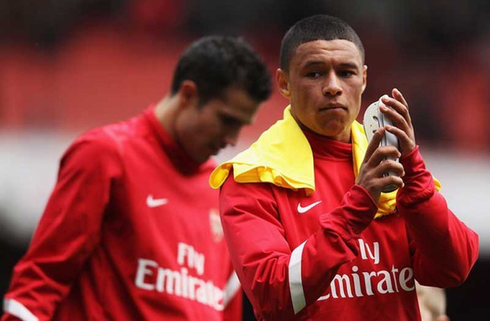 4. Arsenal có thể vô địch, nhưng phải bền bỉ: Những bàn thắng của Van Persie sẽ là chất xúc tác cho sự bền bỉ đó, bởi trong bóng đá không có con số nào quan trọng bằng bàn thắng. Tất nhiên, điều đó cũng đòi hỏi chân sút này thi đấu thường xuyên hơn, các đồng đội của anh cũng phải nỗ lực hơn, và ngoài ra các đối thủ cạnh tranh danh hiệu cũng phải kém hơn. 4. Arsenal có thể vô địch, nhưng phải bền bỉ: Những bàn thắng của Van Persie sẽ là chất xúc tác cho sự bền bỉ đó, bởi trong bóng đá không có con số nào quan trọng bằng bàn thắng. Tất nhiên, điều đó cũng đòi hỏi chân sút này thi đấu thường xuyên hơn, các đồng đội của anh cũng phải nỗ lực hơn, và ngoài ra các đối thủ cạnh tranh danh hiệu cũng phải kém hơn.