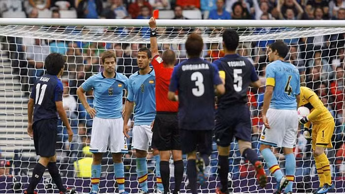 Tuy nhiên Tây Ban Nha còn phải hứng chịu rắc rối khi Inigo Martinez (số 5) bị thẻ đỏ ở phút 41 sau khi đốn ngã Nagai ngay ngoài vòng cấm. Nhật bỏ lỡ vô số cơ hội ăn bàn khác, trong đó có pha bay người xuất thần của De Gea cản phá Nagai và một cú sút hỏng của Yamaguchi vào khung thành trống ở phút bù giờ. Kết quả chung cuộc: Tây Ban Nha 0-1 Nhật Bản