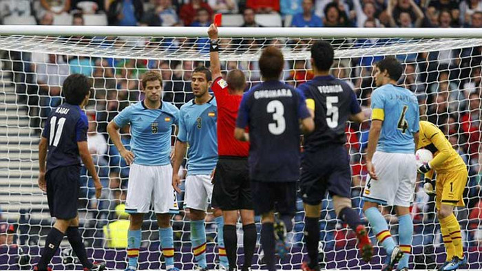 Tuy nhiên Tây Ban Nha còn phải hứng chịu rắc rối khi Inigo Martinez (số 5) bị thẻ đỏ ở phút 41 sau khi đốn ngã Nagai ngay ngoài vòng cấm. Nhật bỏ lỡ vô số cơ hội ăn bàn khác, trong đó có pha bay người xuất thần của De Gea cản phá Nagai và một cú sút hỏng của Yamaguchi vào khung thành trống ở phút bù giờ. Kết quả chung cuộc: Tây Ban Nha 0-1 Nhật Bản Tuy nhiên Tây Ban Nha còn phải hứng chịu rắc rối khi Inigo Martinez (số 5) bị thẻ đỏ ở phút 41 sau khi đốn ngã Nagai ngay ngoài vòng cấm. Nhật bỏ lỡ vô số cơ hội ăn bàn khác, trong đó có pha bay người xuất thần của De Gea cản phá Nagai và một cú sút hỏng của Yamaguchi vào khung thành trống ở phút bù giờ. Kết quả chung cuộc: Tây Ban Nha 0-1 Nhật Bản