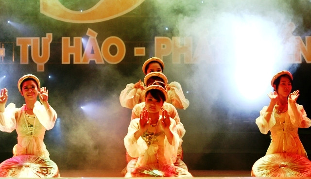 - Các cô gái trường Mỏ Địa chất mang đến nhiều điệu múa uyển chuyển: múa huyền thoại phương Đông; Múa duyên dáng nón Ba Tầm… - Các cô gái trường Mỏ Địa chất mang đến nhiều điệu múa uyển chuyển: múa huyền thoại phương Đông; Múa duyên dáng nón Ba Tầm…