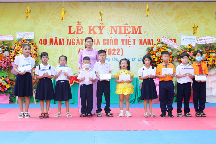 Trường Tiểu học Lý Tự Trọng (Vũng Tàu) tặng học bổng, &quot;thẻ bảo hiểm y tế yêu thương&quot; cho học sinh khó khăn