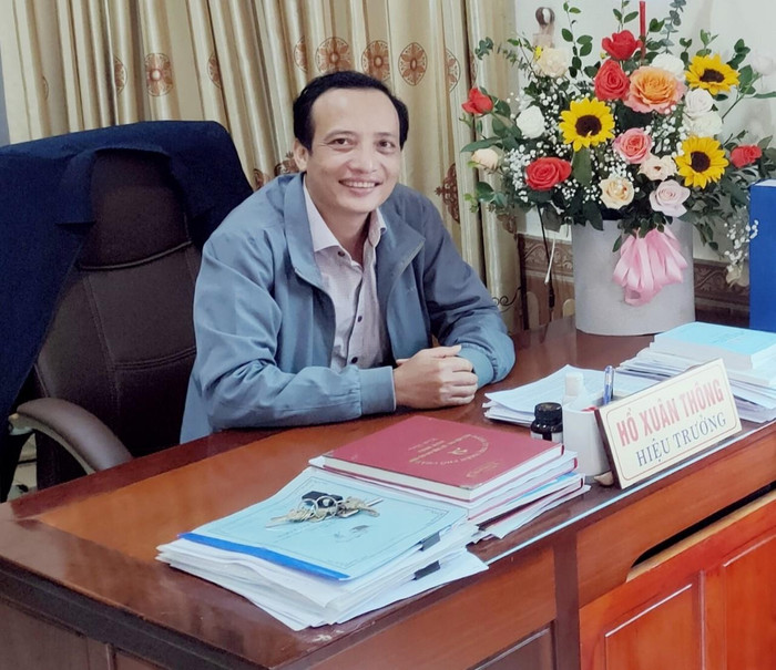 Thầy Hồ Xuân Thông, hiệu trưởng Trường Tiểu học thị trấn Phố Châu, Hương Sơn, Hà Tĩnh Thầy Hồ Xuân Thông, hiệu trưởng Trường Tiểu học thị trấn Phố Châu, Hương Sơn, Hà Tĩnh