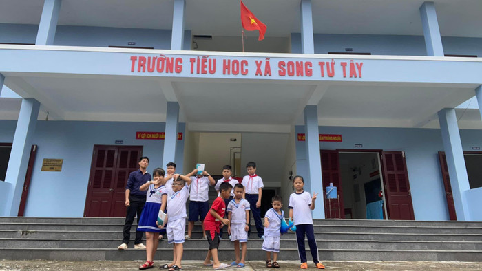 Thầy giáo Nguyễn Hữu Phú, giáo viên Trường Tiểu học xã Song Tử Tây, Trường Sa, tỉnh Khánh Hòa - Ảnh NVCC Thầy giáo Nguyễn Hữu Phú, giáo viên Trường Tiểu học xã Song Tử Tây, Trường Sa, tỉnh Khánh Hòa - Ảnh NVCC