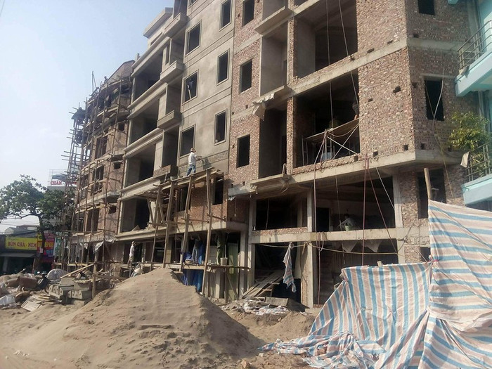 Dãy công trình tại ngã ba Ngũ Hiệp (cửa ngõ thủ đô), xã Ngũ Hiệp vi phạm trật tư xây dựng sai phép, vượt tầng, ô nhiễm môi trường nhưng chưa bị xử lý? Liệu ai đang bảo kê cho công trình này? (Ảnh Chí Nhân) Dãy công trình tại ngã ba Ngũ Hiệp (cửa ngõ thủ đô), xã Ngũ Hiệp vi phạm trật tư xây dựng sai phép, vượt tầng, ô nhiễm môi trường nhưng chưa bị xử lý? Liệu ai đang bảo kê cho công trình này? (Ảnh Chí Nhân)