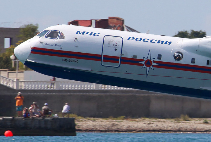 Các máy thủy phi cơ Be-200ES, Be-103, R-20 Ptehets, CK-12 Orion, IL-114, máy bay Su-27 thuộc Phi đội Hiệp sĩ Nga và máy bay MiG-29 thuộc Phi đội Strizhi đã có những màn trình diễn ngoạn mục tại triển lãm. Trong ảnh là thủy phi cơ Be-200ChS trình diễn tại triển lãm Hydro-avia-salon 2012.