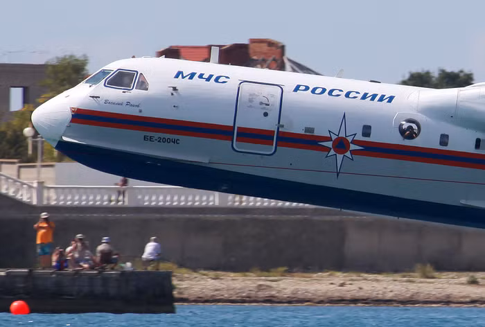 Các máy thủy phi cơ Be-200ES, Be-103, R-20 Ptehets, CK-12 Orion, IL-114, máy bay Su-27 thuộc Phi đội Hiệp sĩ Nga và máy bay MiG-29 thuộc Phi đội Strizhi đã có những màn trình diễn ngoạn mục tại triển lãm. Trong ảnh là thủy phi cơ Be-200ChS trình diễn tại triển lãm Hydro-avia-salon 2012.