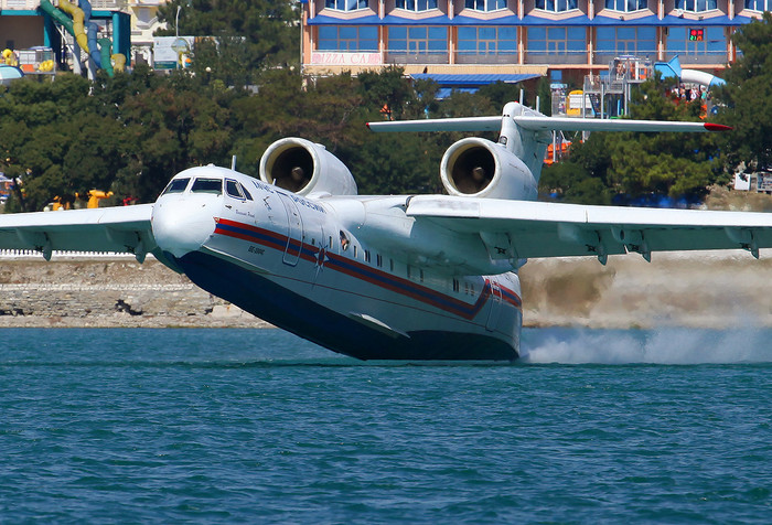 Ngoài ra, triển lãm còn có sự góp mặt của các máy bay trực thăng Mi-26T, Ka-27, Ka-226, Mi-171A2, Mi-8/17, Ka-62, Mi-8/17, Ka-32A11BC. Máy bay vận tải có SSJ 100, MS-21, Il-76MD-90A. Trong ảnh là thủy phi cơ Be-200ChS trình diễn tại triển lãm Hydro-avia-salon 2012.