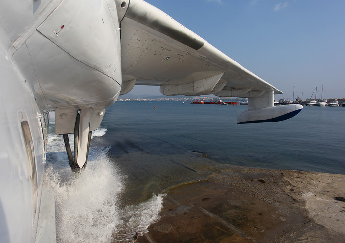 Màn trình diễn của Be-200ChS còn bao gồm các màn bay không tải, bay với tải trọng lần lượt 1.000, 2.000 và 5.000 kg.