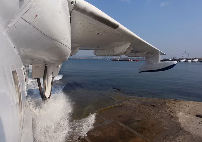 Màn trình diễn của Be-200ChS còn bao gồm các màn bay không tải, bay với tải trọng lần lượt 1.000, 2.000 và 5.000 kg.