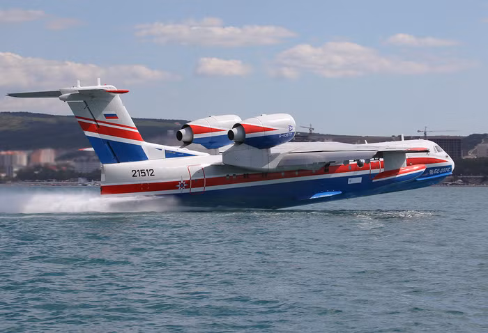 Hơn 170 công ty đến từ Nga, Ukraina, Ý, Pháp, Đức, Áo, Bỉ và Cộng hòa Séc đã có mặt tại Gelendzhik để tham gia triển lãm. Trong ảnh là thủy phi cơ Be-200ChS trình diễn tại triển lãm Hydro-avia-salon 2012.