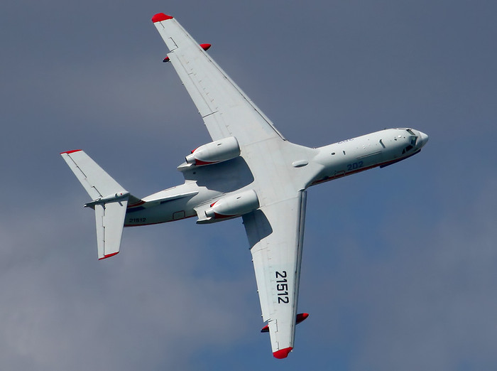 Thủy phi cơ Be-200ChS có chiều dài 32,05 m, sải cánh 32,78 m, chiều cao 8,90 m, trọng lượng rỗng 28 tấn và trọng lượng cất cánh tối đa 42 tấn. Máy bay có phi hành đoàn 2 người và có thể chở tới 64 hành khách hoặc 8 tấn hàng hóa.