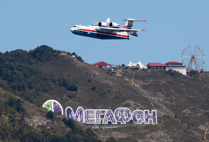 Thủy phi cơ Be-200ChS trình diễn tại triển lãm Hydro-avia-salon 2012.