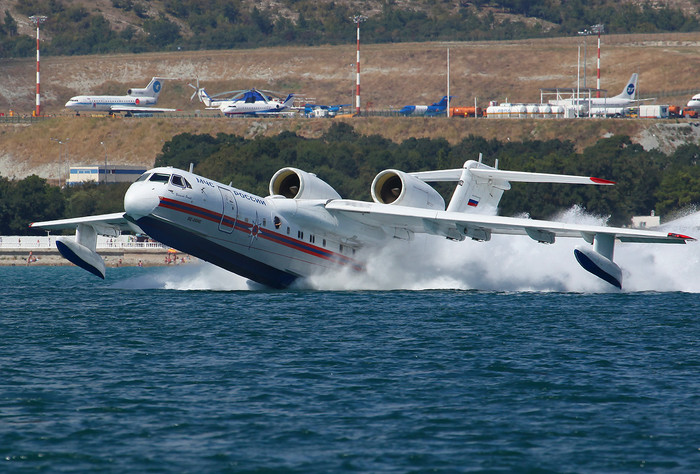 Thủy phi cơ Be-200ChS trình diễn tại triển lãm Hydro-avia-salon 2012.