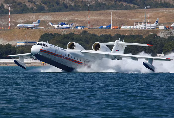 Thủy phi cơ Be-200ChS trình diễn tại triển lãm Hydro-avia-salon 2012.