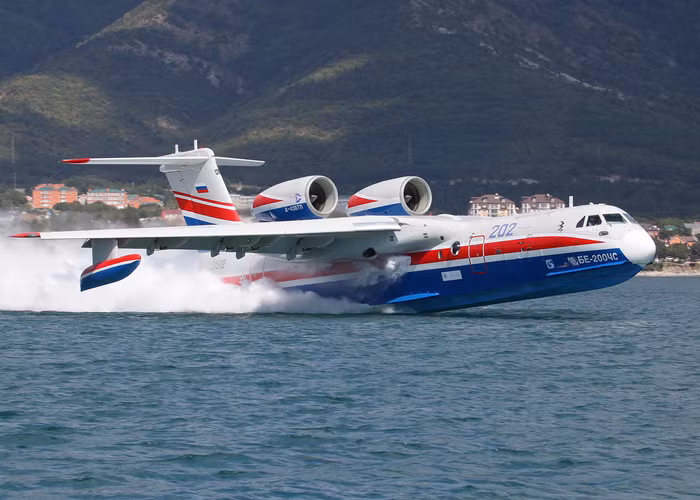 Trước đó, 1 chiếc Be-200 ES đã được bán cho Azerbaijan. Các nước Pháp, Bồ Đào Nha, Ý, Malaysia và Indonesia cũng tỏ ý muốn mua loại thủy phi cơ này.