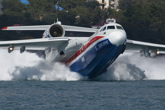 Thủy phi cơ Be-200ChS trình diễn tại triển lãm Hydro-avia-salon 2012.