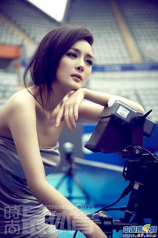 Dương Mịch hóa thân thành cô nàng quay phim gợi cảm.