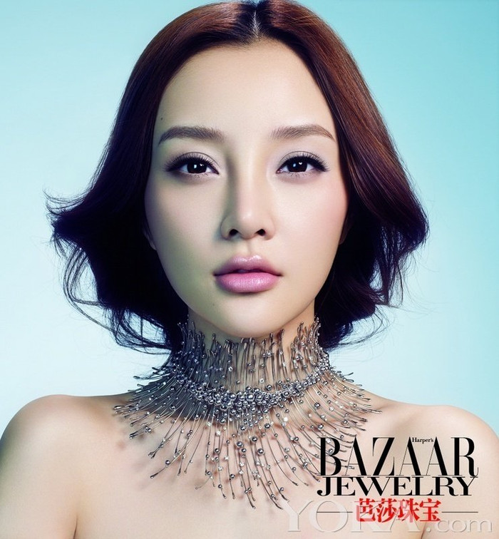 Lần này xuất hiện trên tạp chí thời trang nổi tiếng Bazaar với phong cách trưởng thành và quyến rũ từ bờ môi đến ánh mắt cho thấy sự đổi mới hình tượng hoàn toàn của người đẹp. Lần này xuất hiện trên tạp chí thời trang nổi tiếng Bazaar với phong cách trưởng thành và quyến rũ từ bờ môi đến ánh mắt cho thấy sự đổi mới hình tượng hoàn toàn của người đẹp.