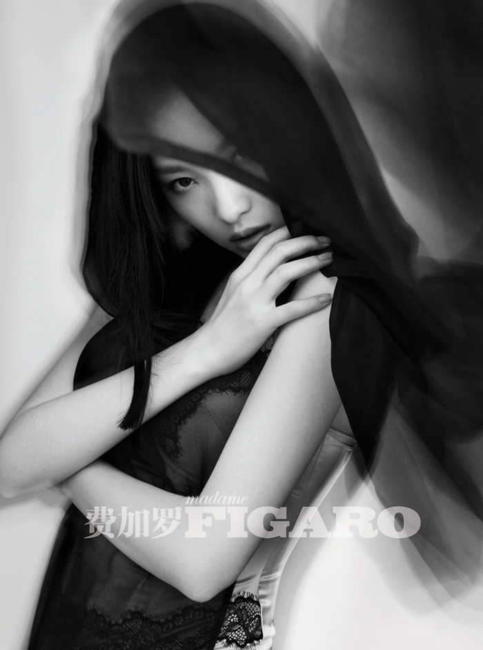 Đạo diễn Trương Nghệ Mưu đã đánh giá rất cao: “Cô ấy nghiêm túc và bình tĩnh, đồng thời cũng rất thông minh và có thiên phú với nghề diễn”. Ông còn khen nàng “Mưu nữ lang” của mình là có cảm giác siêu phàm thoát tục. Một vẻ đẹp rất nữ tính. Đạo diễn Trương Nghệ Mưu đã đánh giá rất cao: “Cô ấy nghiêm túc và bình tĩnh, đồng thời cũng rất thông minh và có thiên phú với nghề diễn”. Ông còn khen nàng “Mưu nữ lang” của mình là có cảm giác siêu phàm thoát tục. Một vẻ đẹp rất nữ tính.