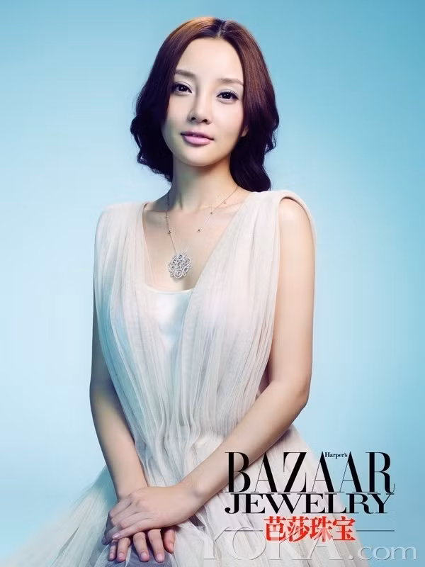 Nhưng dù sao trong phong thái của Lý Tiểu Lộ vẫn còn giữ được những nét dễ thương và dịu dàng từ nụ cười tươi rạng rỡ.