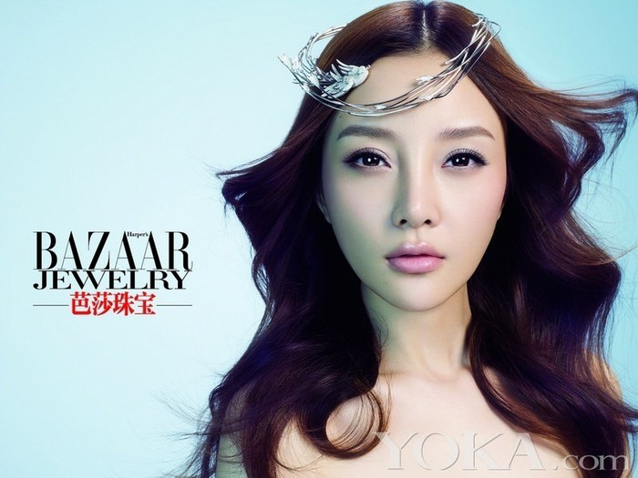 Xuất hiện trong tuần lễ thời trang Pari vừa qua với vòng một đẫy đà đầy quyến rũ khiến hình ảnh của Lý Tiểu Lộ càng gây được chú ý hơn, nhưng điều khiến mọi người tiếc nuối nhất chính là không còn được nhìn thấy nét ngây thơ hồn nhiên, dễ thương trước đây của cô nữa. Xuất hiện trong tuần lễ thời trang Pari vừa qua với vòng một đẫy đà đầy quyến rũ khiến hình ảnh của Lý Tiểu Lộ càng gây được chú ý hơn, nhưng điều khiến mọi người tiếc nuối nhất chính là không còn được nhìn thấy nét ngây thơ hồn nhiên, dễ thương trước đây của cô nữa.