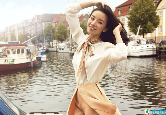 Là một trong những “Mưu nữ lang”, đạo diễn lừng danh Trương Nghệ Mưu từng nhận xét về cô rằng “Đổng Khiết được xem như là “Mưu nữ lang” có vẻ đẹp cổ điển nhất, ở cô toát ra khí chất cực kỳ điềm tĩnh. Nói như Trương Nghệ Mưu, đó là một giai nhân cực kỳ an tĩnh, tuy ít nói nhưng rất có chủ kiến”. Là một trong những “Mưu nữ lang”, đạo diễn lừng danh Trương Nghệ Mưu từng nhận xét về cô rằng “Đổng Khiết được xem như là “Mưu nữ lang” có vẻ đẹp cổ điển nhất, ở cô toát ra khí chất cực kỳ điềm tĩnh. Nói như Trương Nghệ Mưu, đó là một giai nhân cực kỳ an tĩnh, tuy ít nói nhưng rất có chủ kiến”.