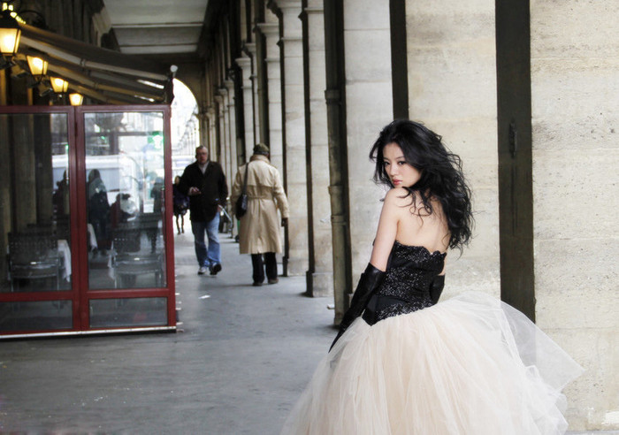 Chiếc váy lưng trần lại thêm phần giúp An Dĩ Hiên khoe được lưng ong gợi cảm, thể hiện rất rõ phong thái quyến rũ của người đẹp phương Đông, với phong cách thời trang rất tự nhiên. Chiếc váy lưng trần lại thêm phần giúp An Dĩ Hiên khoe được lưng ong gợi cảm, thể hiện rất rõ phong thái quyến rũ của người đẹp phương Đông, với phong cách thời trang rất tự nhiên.