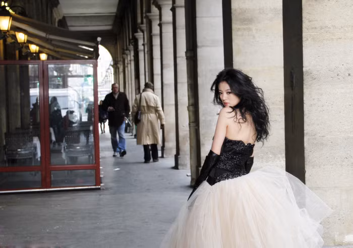 Chiếc váy lưng trần lại thêm phần giúp An Dĩ Hiên khoe được lưng ong gợi cảm, thể hiện rất rõ phong thái quyến rũ của người đẹp phương Đông, với phong cách thời trang rất tự nhiên.