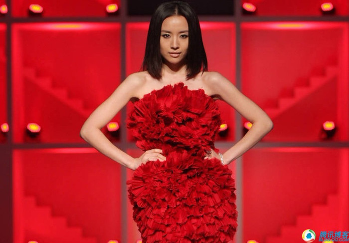 Dù không sở hữu chiều cao tiêu chuẩn nhưng những show thời trang có sự góp mặt của cô với tư cách là người mẫu chính lại không ít. Qua đó có thể thấy được vẻ đẹp và phong cách của cô rất được yêu thích. Dù không sở hữu chiều cao tiêu chuẩn nhưng những show thời trang có sự góp mặt của cô với tư cách là người mẫu chính lại không ít. Qua đó có thể thấy được vẻ đẹp và phong cách của cô rất được yêu thích.