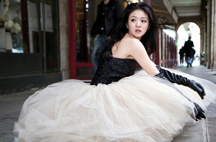 Dù năm nay đã bước qua cái tuổi 30 nhưng người đẹp xứ Đài vẫn rất đằm thắm và trẻ trung. Bức ảnh chụp với phong thái rất tự nhiên trên đường phố với khuôn mặt nhỏ nhắn quyến rũ trông An Dĩ Hiên luôn luôn rạng rỡ. Dù năm nay đã bước qua cái tuổi 30 nhưng người đẹp xứ Đài vẫn rất đằm thắm và trẻ trung. Bức ảnh chụp với phong thái rất tự nhiên trên đường phố với khuôn mặt nhỏ nhắn quyến rũ trông An Dĩ Hiên luôn luôn rạng rỡ.