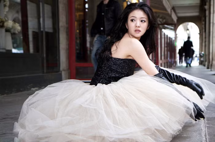 Dù năm nay đã bước qua cái tuổi 30 nhưng người đẹp xứ Đài vẫn rất đằm thắm và trẻ trung. Bức ảnh chụp với phong thái rất tự nhiên trên đường phố với khuôn mặt nhỏ nhắn quyến rũ trông An Dĩ Hiên luôn luôn rạng rỡ.