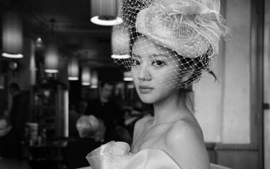 Nếu đánh giá cô là một đại mỹ nhân thì sẽ không ai thừa nhận, nhưng khen ngợi cô là người đẹp thì không quá. Với bờ môi quyến rũ, đôi mắt to hút hồn và chiếc cằm nhọn cuốn hút nhờ đó mà cô đã nằm trong danh sách những người đẹp gợi cảm nhất. Nếu đánh giá cô là một đại mỹ nhân thì sẽ không ai thừa nhận, nhưng khen ngợi cô là người đẹp thì không quá. Với bờ môi quyến rũ, đôi mắt to hút hồn và chiếc cằm nhọn cuốn hút nhờ đó mà cô đã nằm trong danh sách những người đẹp gợi cảm nhất.