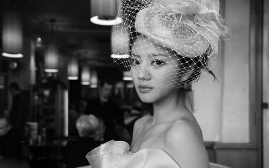 Nếu đánh giá cô là một đại mỹ nhân thì sẽ không ai thừa nhận, nhưng khen ngợi cô là người đẹp thì không quá. Với bờ môi quyến rũ, đôi mắt to hút hồn và chiếc cằm nhọn cuốn hút nhờ đó mà cô đã nằm trong danh sách những người đẹp gợi cảm nhất.